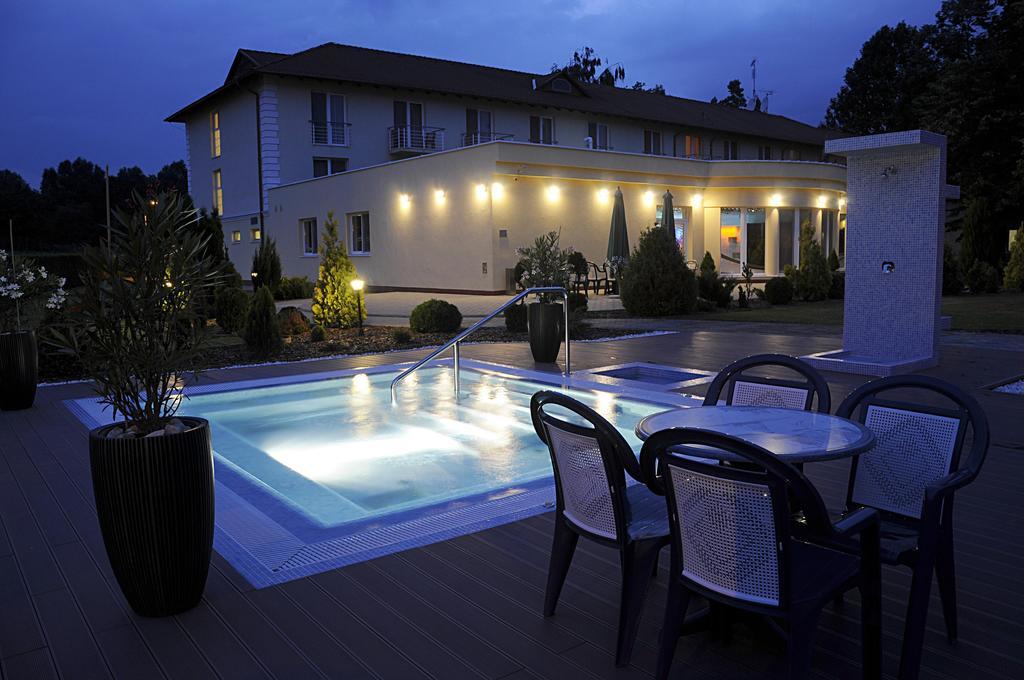Garden Hotel Wellness Es Konferencia Szolnok Exterior foto