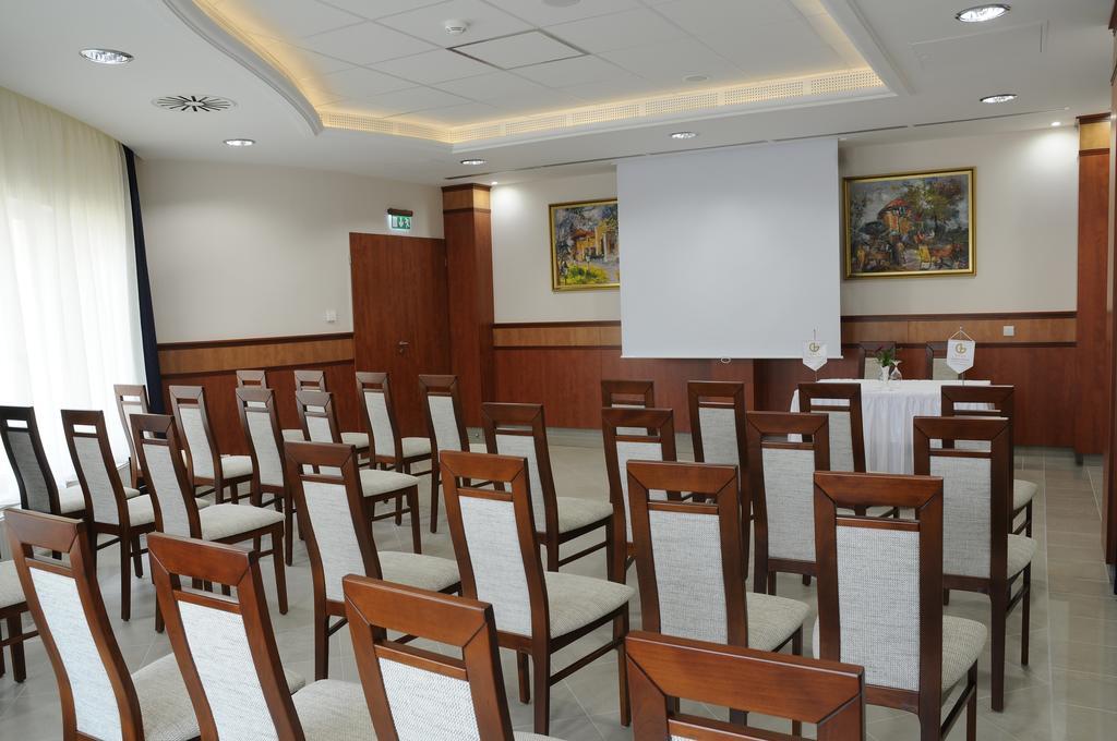 Garden Hotel Wellness Es Konferencia Szolnok Exterior foto